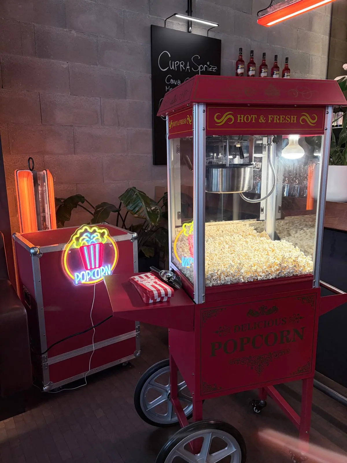 Roter Popcornwagen mit frisch zubereitetem Popcorn – Popcorn-Catering entdecken
